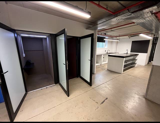2,129M² BUSINESS TO LET IN WOODSTOCK